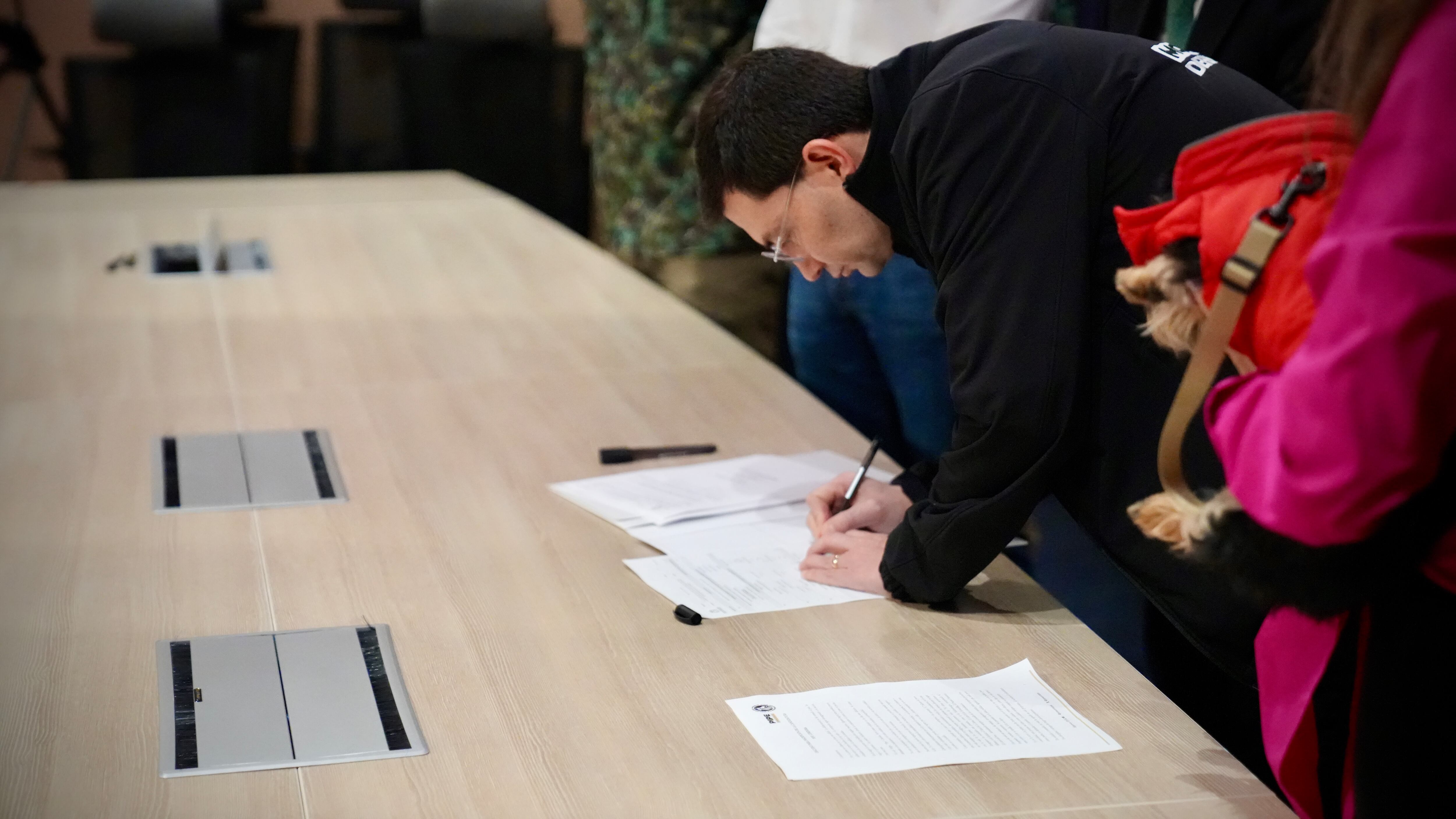 El excontralor Carlos Felipe Córdoba inscribiendo su movimiento político ante la Registraduría.