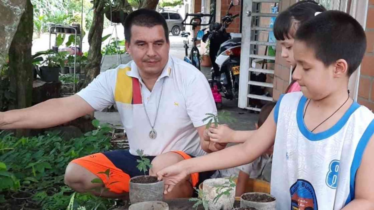 Padres e hijos trabajan en el cuidado del medioambiente en Cartago. Foto: CVC.
