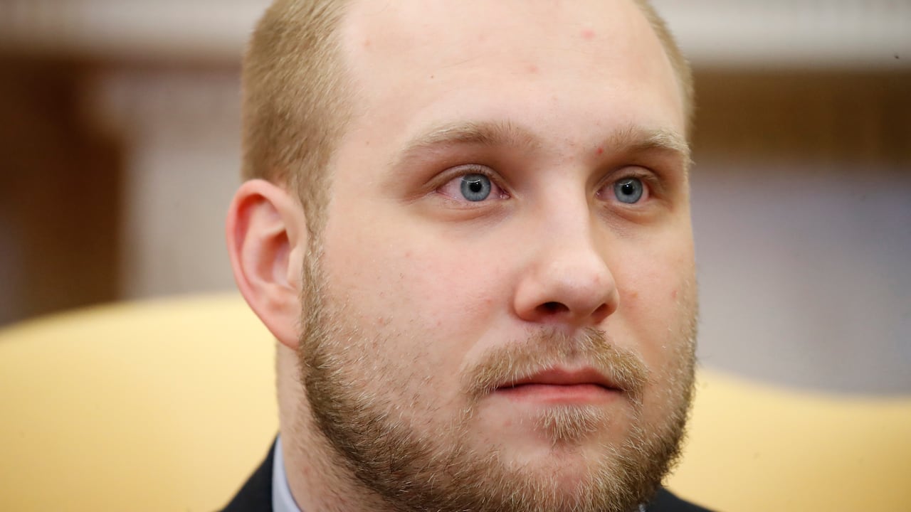 Holt, un hombre de Utah encarcelado durante casi dos años en Venezuela, demandó al presidente venezolano Nicolás Maduro, acusando al líder izquierdista de encabezar una “empresa criminal” que secuestra, tortura y encarcela injustamente a ciudadanos estadounidenses.