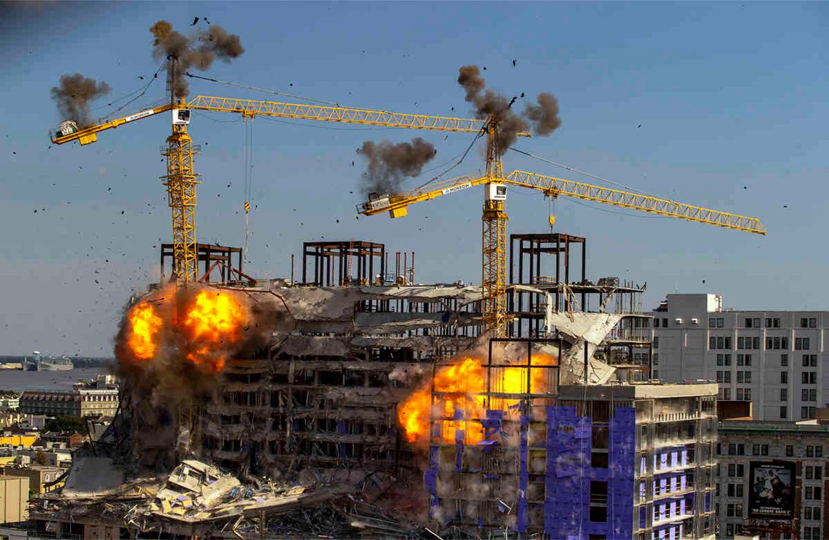 Dos grandes grúas de la construcción del Hard Rock Hotel colapsan luego de ser detonadas por implosión en Nueva Orleans, el domingo 20 de octubre de 2019. (Foto: David Grunfeld / The Advocate / AP)