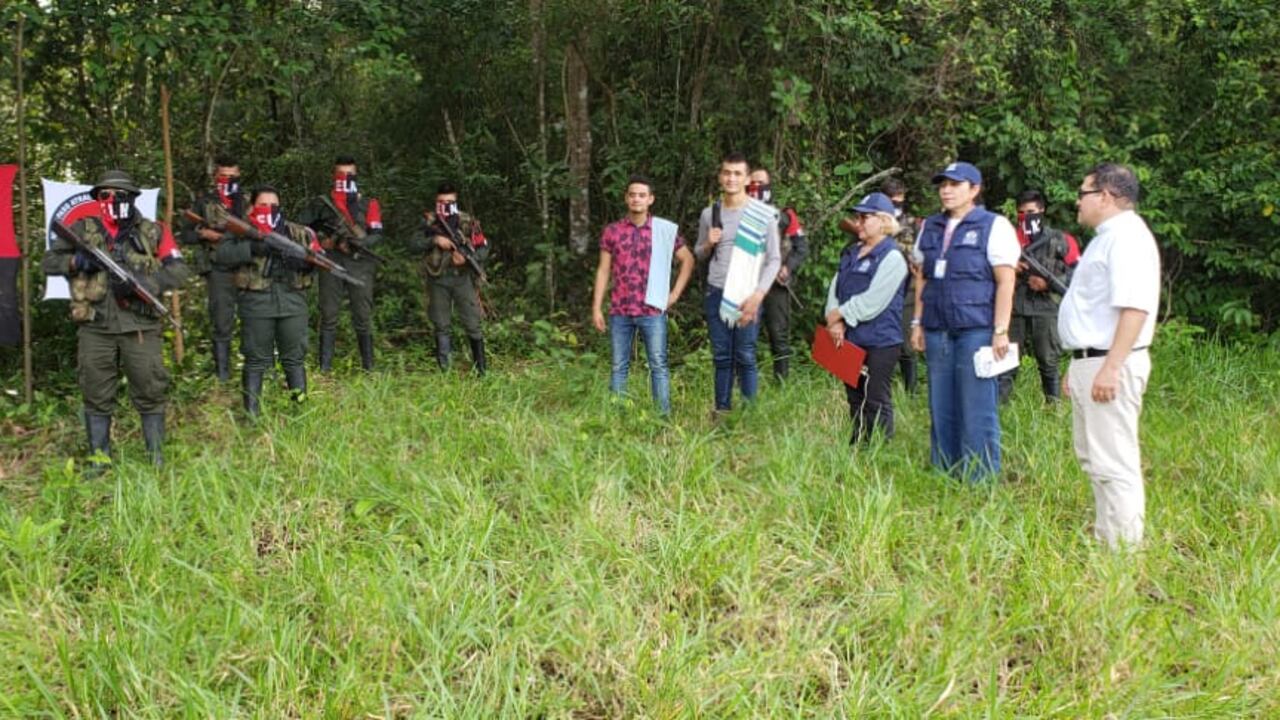 Integrantes del ELN entregaron los soldados a funcionarios de la Defensoría del Pueblo y de la Cruz Roja Internacional.