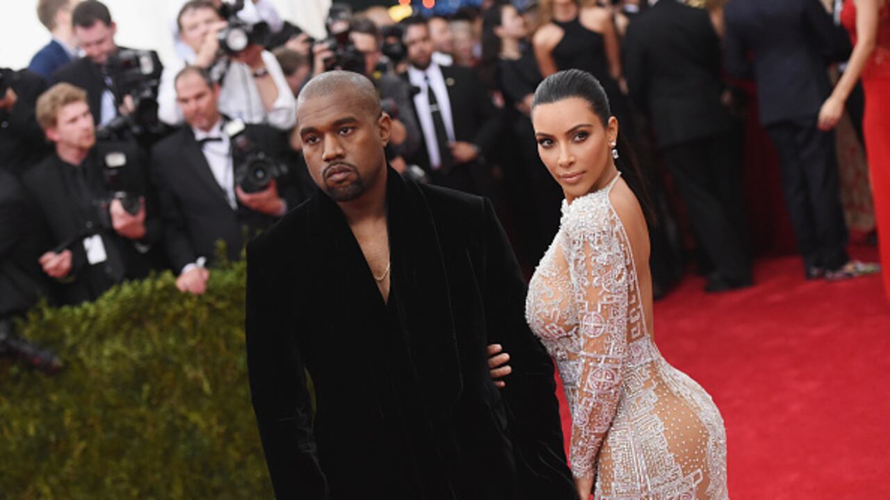 Kanye West (L) y Kim Kardashian asisten a la gala benéfica del Costume Institute "China: Through The Looking Glass" en el Museo Metropolitano de Arte el 4 de mayo de 2015 en la ciudad de Nueva York. (Foto de Mike Coppola/Getty Images)