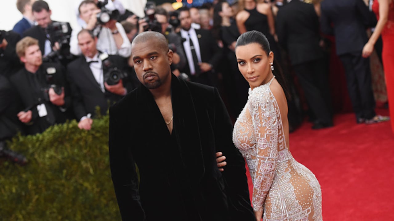 Kanye West (L) y Kim Kardashian asisten a la gala benéfica del Costume Institute "China: Through The Looking Glass" en el Museo Metropolitano de Arte, el 4 de mayo de 2015 en la ciudad de Nueva York. (Foto de Mike Coppola/Getty Images).