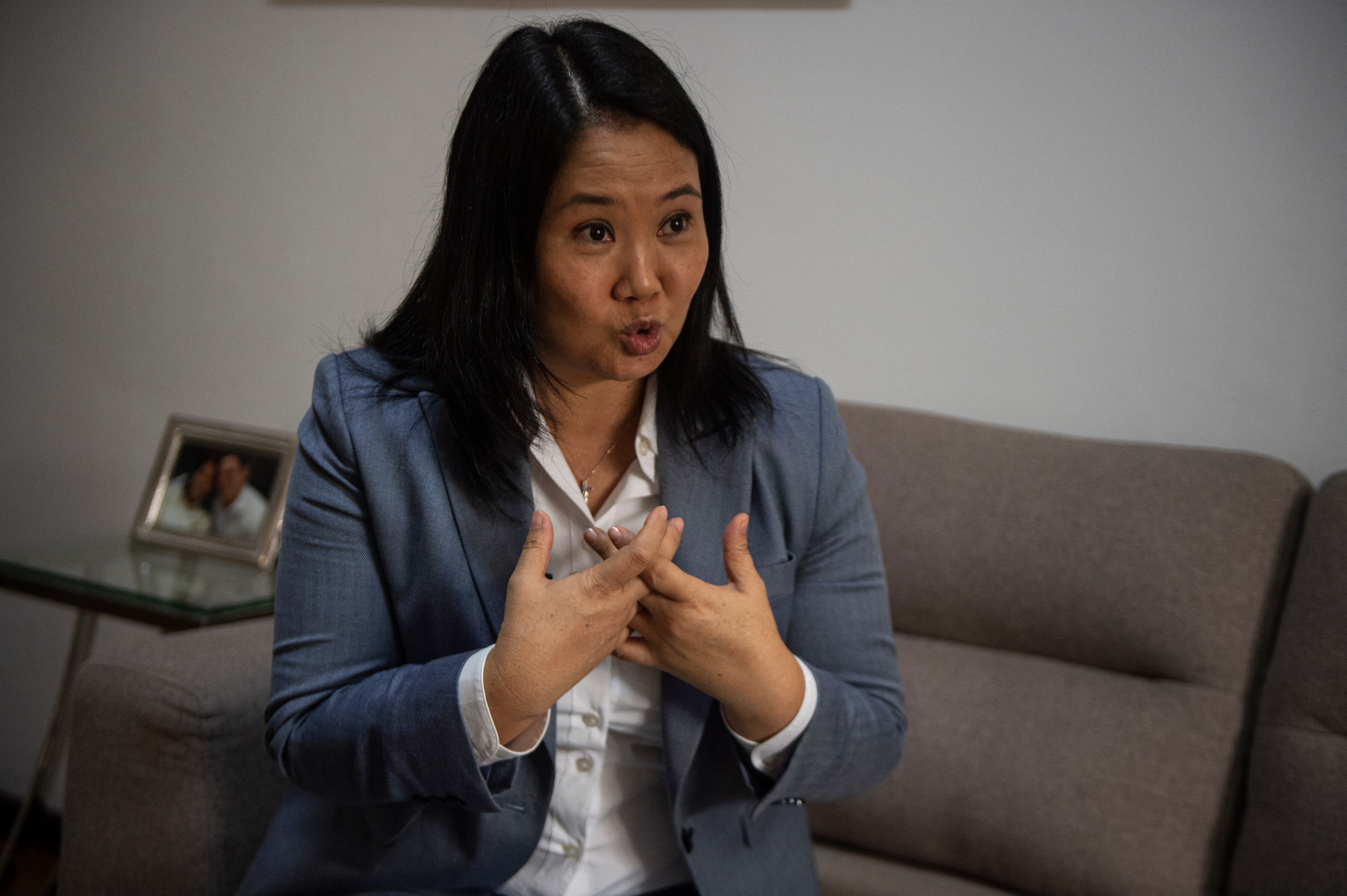 La líder de derecha peruana del partido Fuerza Popular, Keiko Fujimori, gesticula durante una entrevista con la AFP en su oficina de Lima, el 1 de octubre de 2021 (Foto de Ernesto BENAVIDES / AFP).