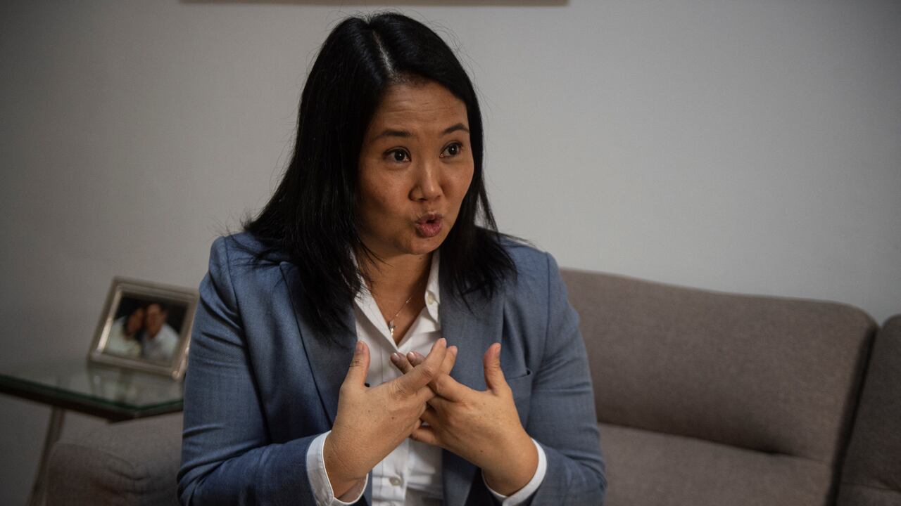 La líder de derecha peruana del partido Fuerza Popular, Keiko Fujimori, gesticula durante una entrevista con la AFP en su oficina de Lima, el 1 de octubre de 2021 (Foto de Ernesto BENAVIDES / AFP).