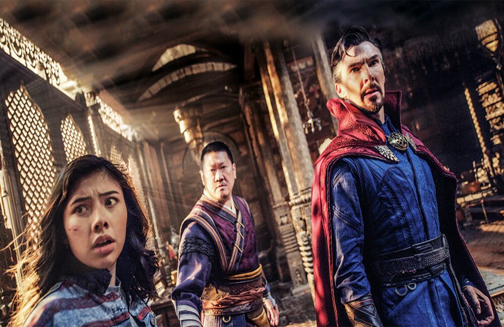 Doctor Strange (2016) fue memorable, pero convencional. En esta continuación, el personaje  de Benedict Cumberbatch y la trama rompen con mucho de lo que se espera de una cinta de Marvel, y se le agradece. 