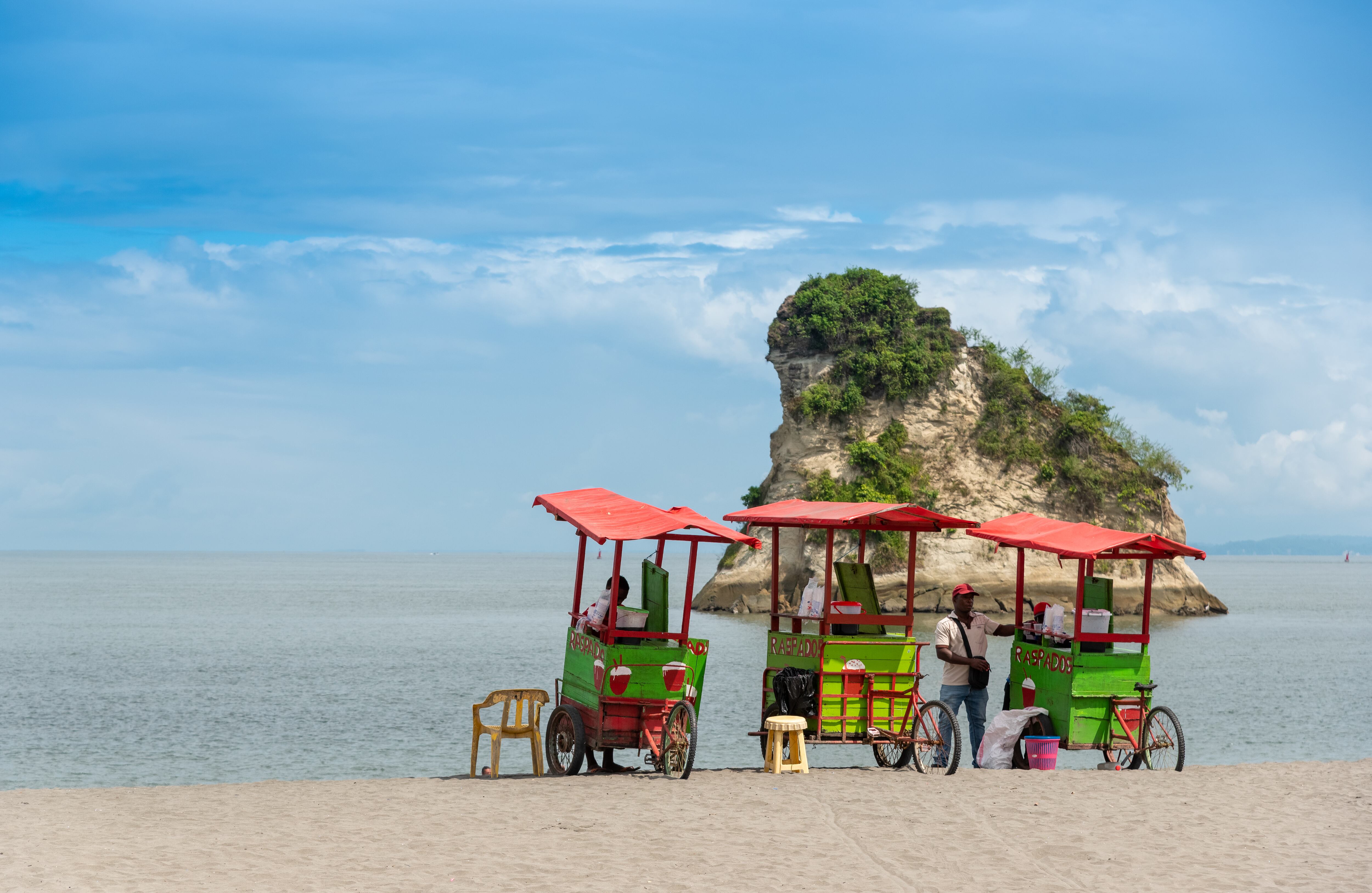 Saliendo de la zona de El Bajito y cruzando el puente se llega a la playa del Morro, la más famosa de Tumaco, a solo unos minutos del aeropuerto La Florida. “Son playas para disfrutar en familia, hacer deporte o el popular paseo de olla”, precisa Amanda Sánchez Tenorio, guía turística del municipio. Las olas, asegura, también son perfectas para surfear.