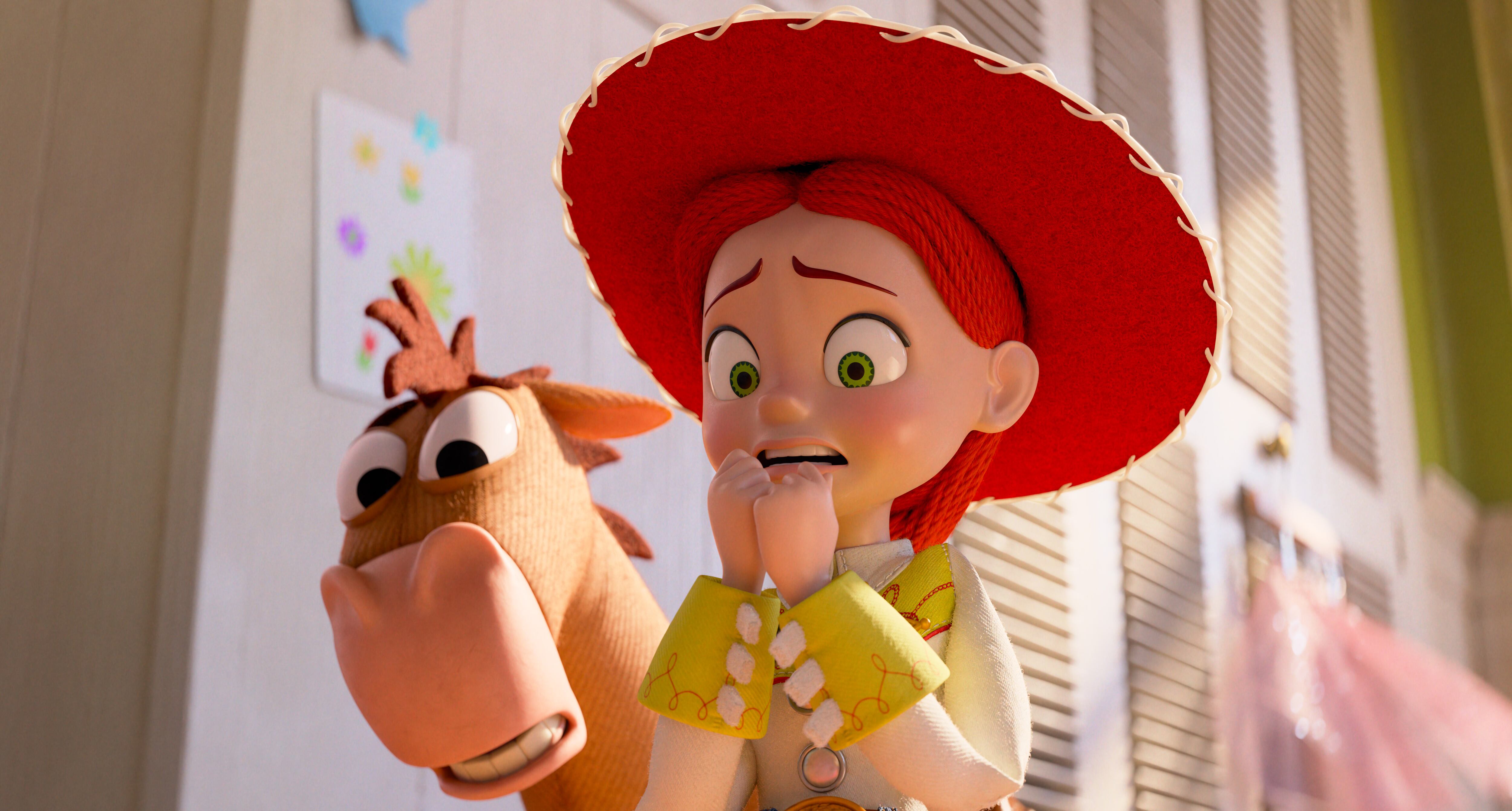 (De izquierda a derecha): Bullseye y Jessie (con la voz de Joan Cusack) en TOY STORY 5 de Disney y Pixar. Foto cortesía de Disney/Pixar. © 2025 Disney/Pixar. Reservados todos los derechos