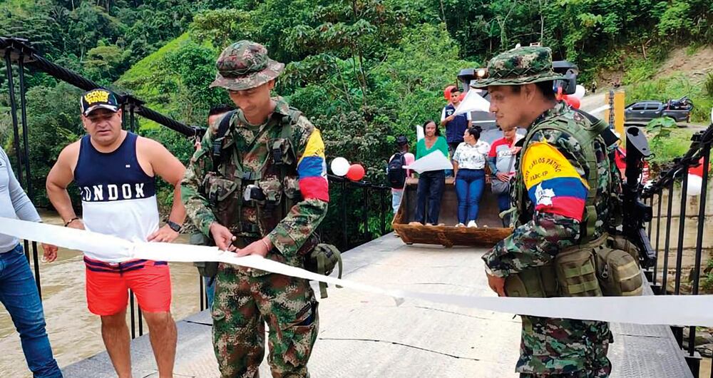 Alias Giovanny, cabecilla del frente Carlos Patiño, inauguró un puente en el cañón del Micay. 