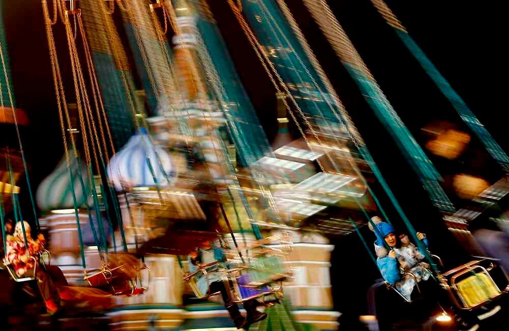 Los niños montan en un carrusel en la Plaza Roja antes de las fiestas de fin de año e invierno en Moscú, Rusia, el 17 de diciembre de 2017. Foto: Sefa Karacan / Agencia Anadolu