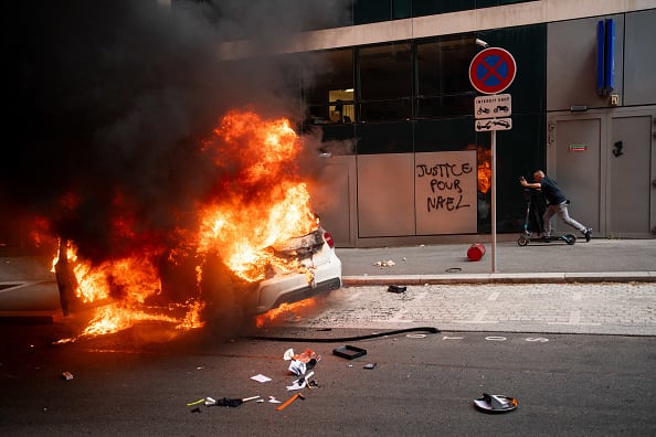 Un automóvil envuelto en llamas cuando los manifestantes se enfrentaron con la policía luego de una marcha en protesta por el tiroteo de Nahel, de 17 años, por parte de un oficial de policía en el suburbio de Nanterre en París, Francia, el jueves 29 de junio de 2023. Las autoridades francesas se preparaban para otra noche de violencia. Protestas el jueves por el asesinato policial de un adolescente a principios de esta semana después de que los disturbios se extendieran más allá de los suburbios de París. Fotógrafo: Benjamin Girette/Bloomberg vía Getty Images