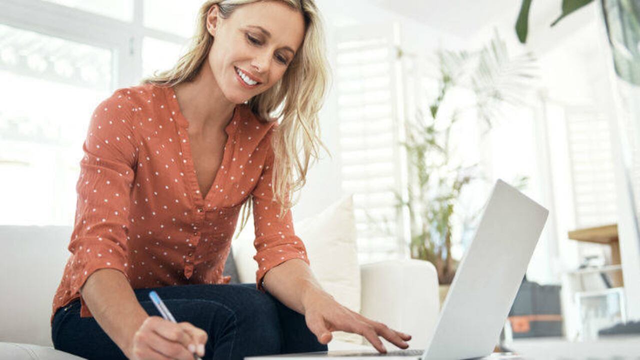 La prestación del servicio público notarial a través de medios digitales y electrónicos.