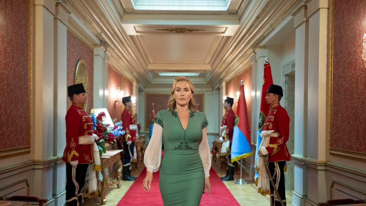 Kate Winslet entrega en la Canciller Elena Vernham un personaje que oscila entre lo fuerte y lo vulnerable.