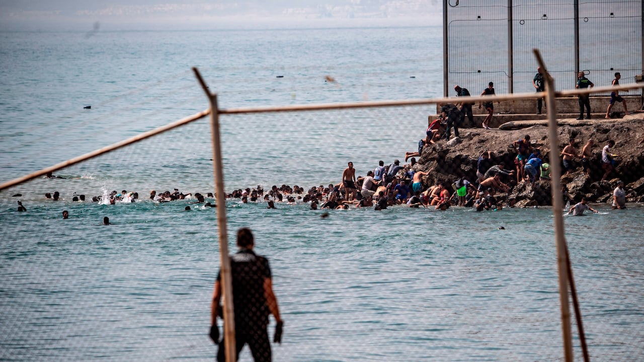 Decenas de migrantes llegaron a nado a las costas de Ceuta en medio del aumento de cruces desde Marruecos.