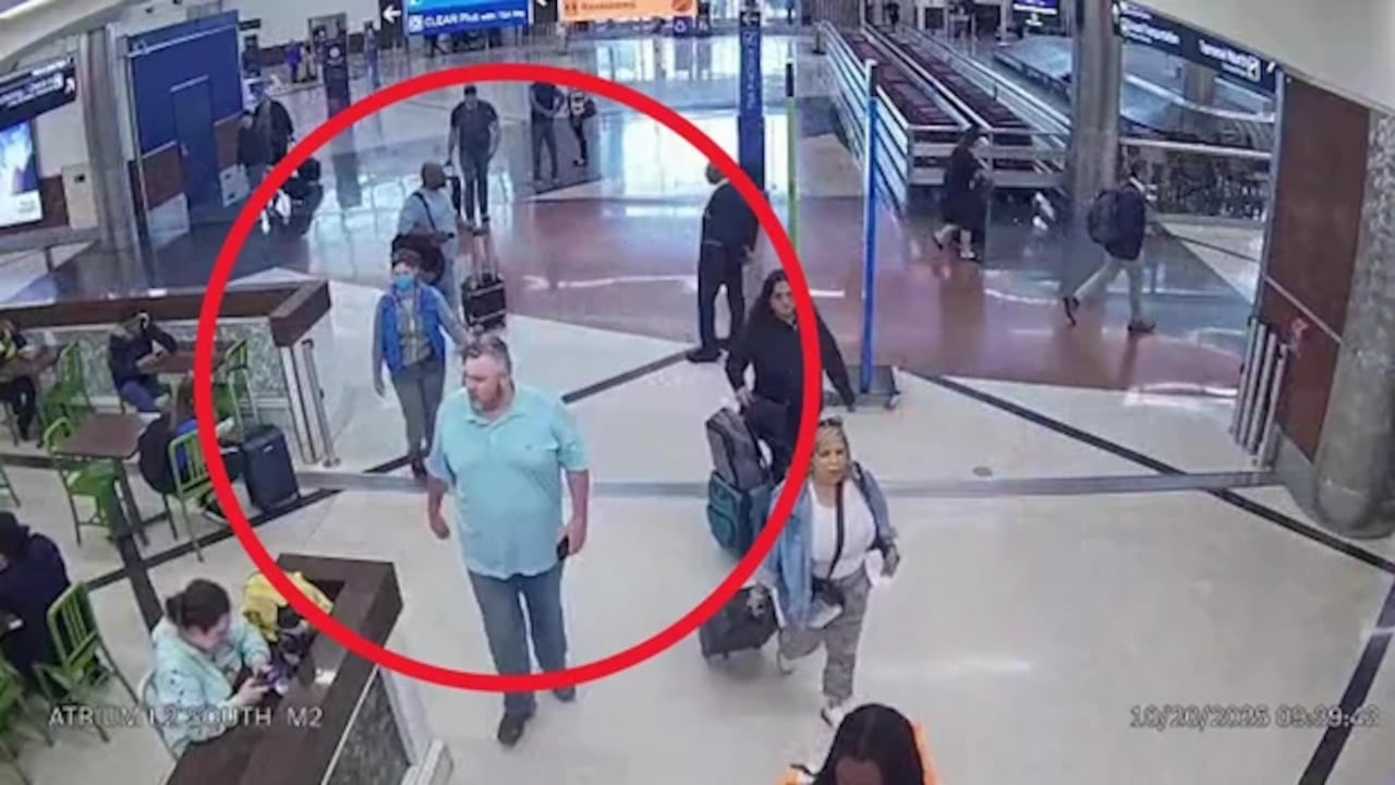 El hombre fue capturado por las cámaras de seguridad del aeropuerto cerca de las 9 a.m.