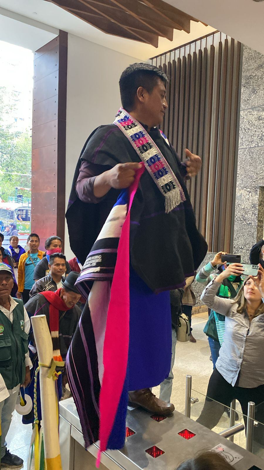 minga indígena irrumpe a la fuerza en la sede de SEMANA y destroza vidrios de sus instalaciones