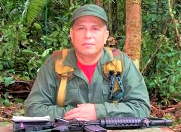 Él es Géner García Molina, alias John 40, uno de los jefes de la Segunda Marquetalia que habría ordenado el atentado contra Miguel Uribe.