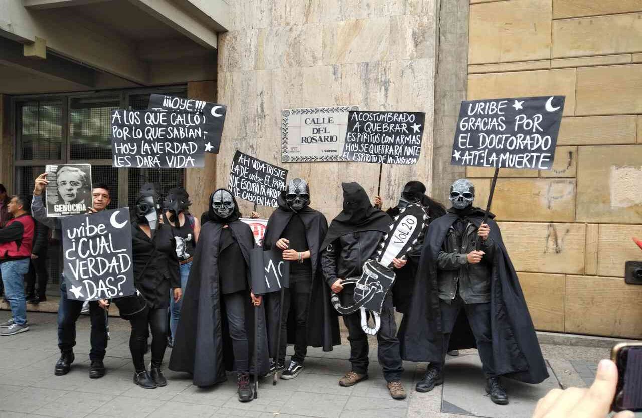 Algunos manifestantes salieron disfrazados de la muerte a modo de crítica contra el expresidente Álvaro Uribe Vélez. Foto: Alejandro Cepeda.