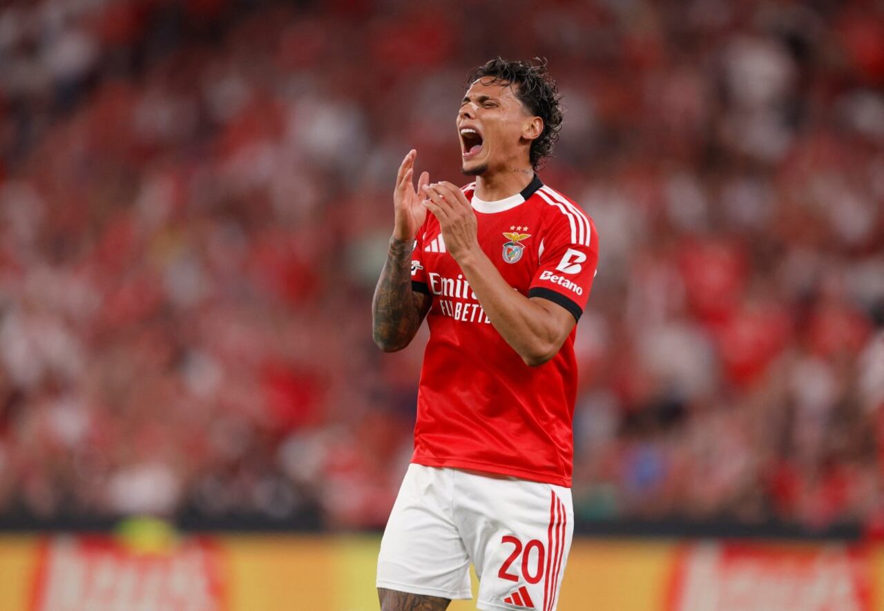 Reacción de Richard Ríos tras fallar una opción de gol.