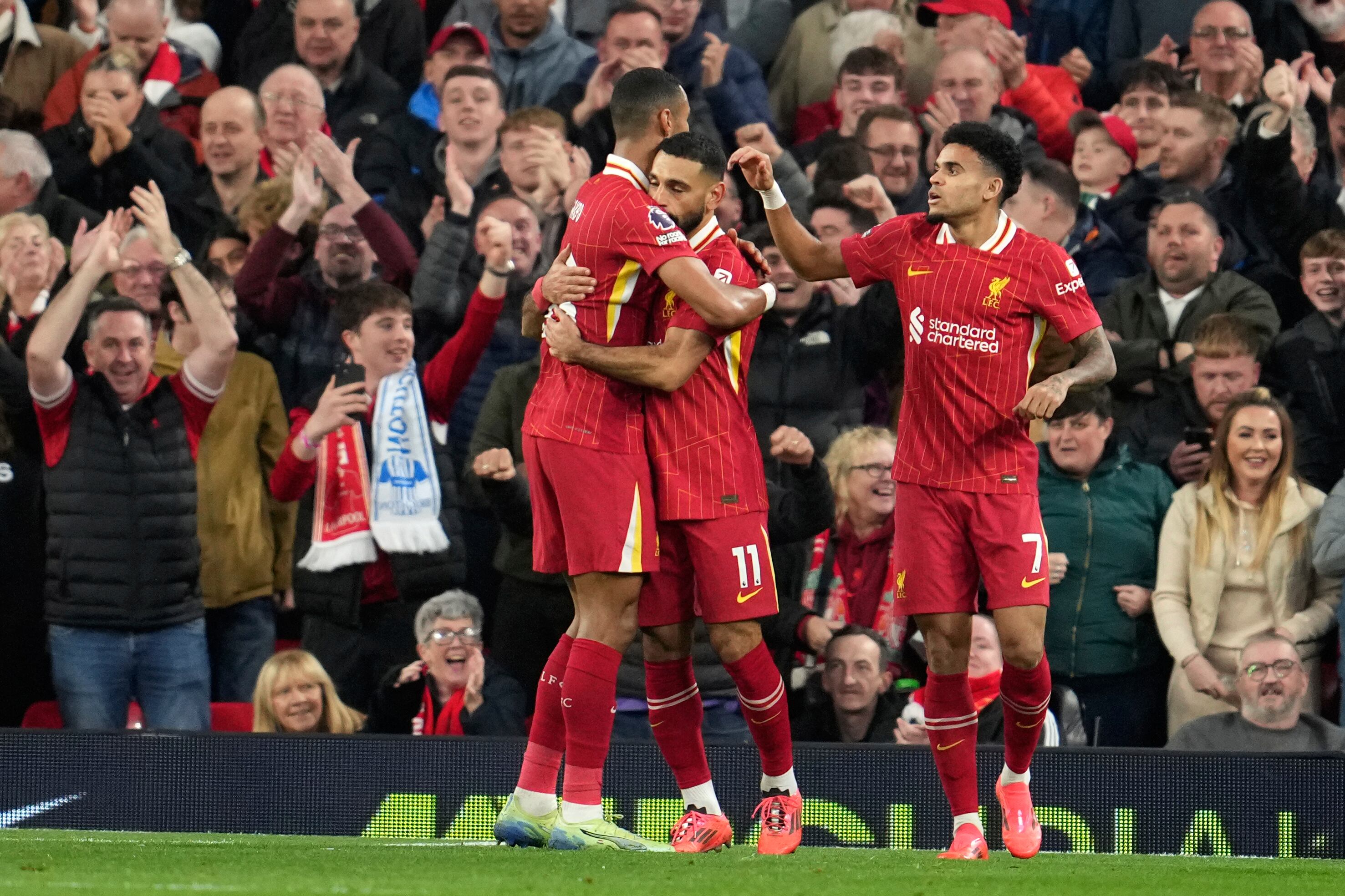 Mohamed Salah, del Liverpool, en el centro, celebra con sus compañeros de equipo, entre ellos Luis Díaz, izquierda, después de anotar el segundo gol de su equipo durante el partido de fútbol de la Liga Premier inglesa entre Liverpool y Brighton en el estadio Anfield en Liverpool, Inglaterra, el sábado 2 de noviembre de 2024. (Foto AP/Jon Super)
