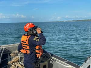 La Armada adelantan las labores de rescate.