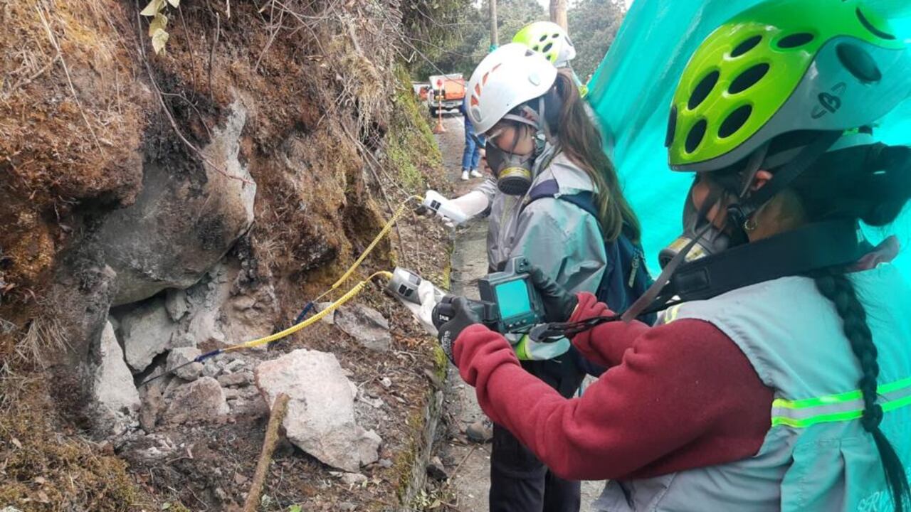 Investigadores del Servicio Geológico Colombiano en Cerro Bravo, analizando la situación.