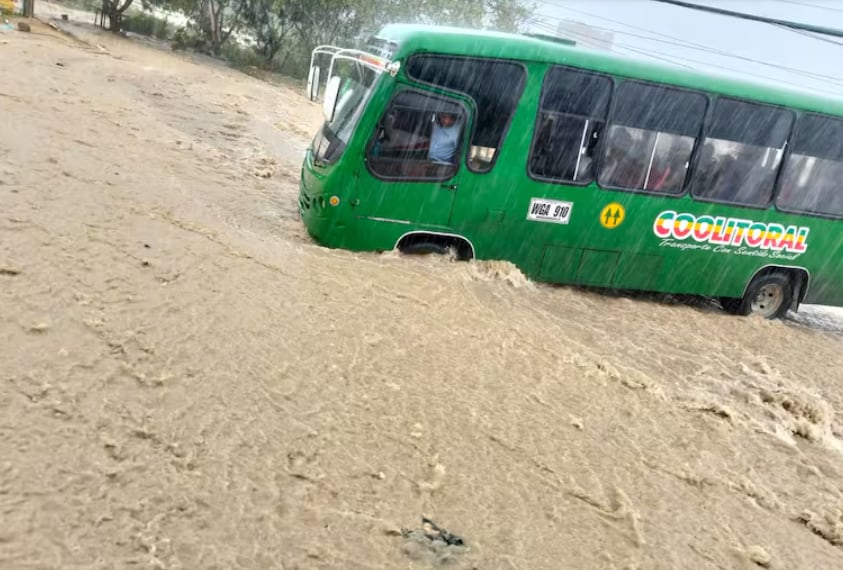Bus atrapado en un arroyo en Puerto Colombia.
