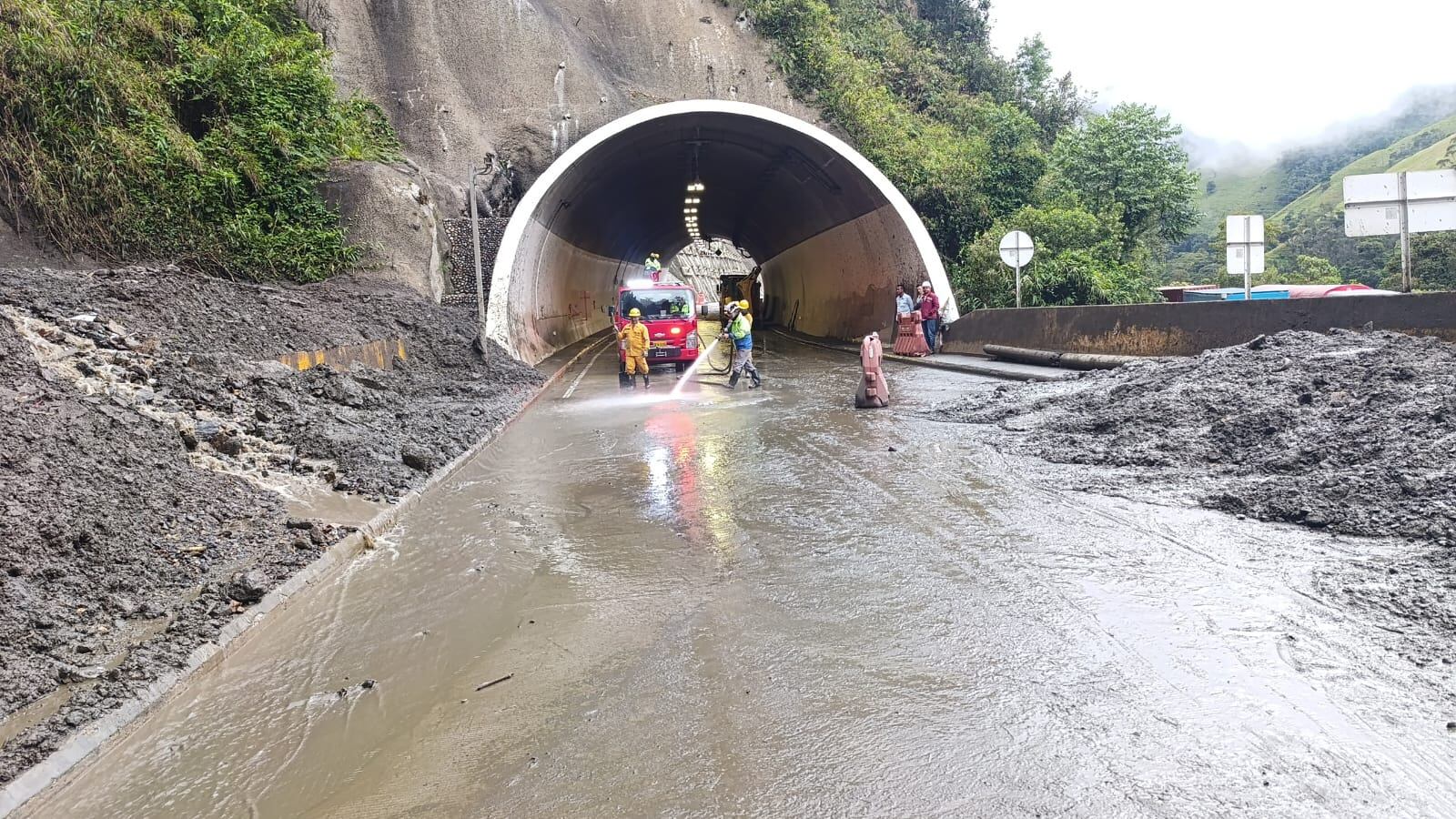 Invías trabaja en el restablecimiento de la vía a La Línea tras derrumbe.