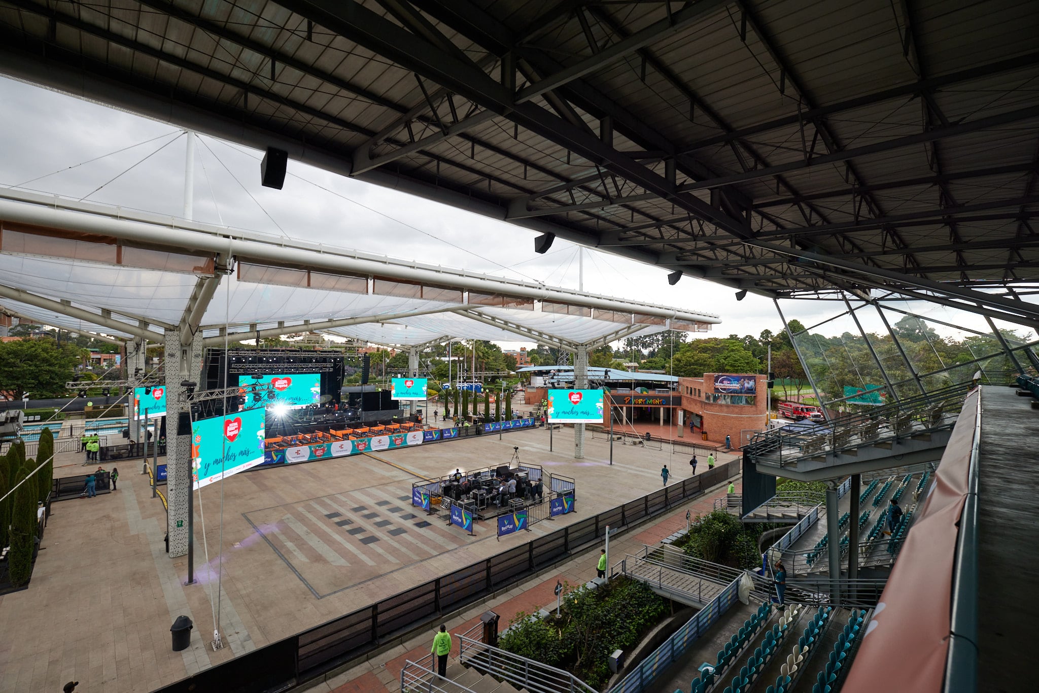 La empresa opera con infraestructura propia en Bogotá y varias regiones del país, lo que le permite ofrecer desde auditorios tradicionales hasta espacios al aire libre y centros recreativos adaptables.