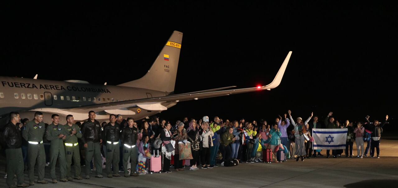 Así fue la llegada de los 110 colombianos a Bogotá, en el primer vuelo de repatriación hecho por la FAC.
