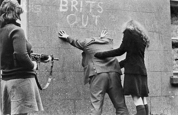Dos miembros del IRA requisan a un hombre en una calle de Belfast, en 1972. (Imagen de a Sygma/Corbis).