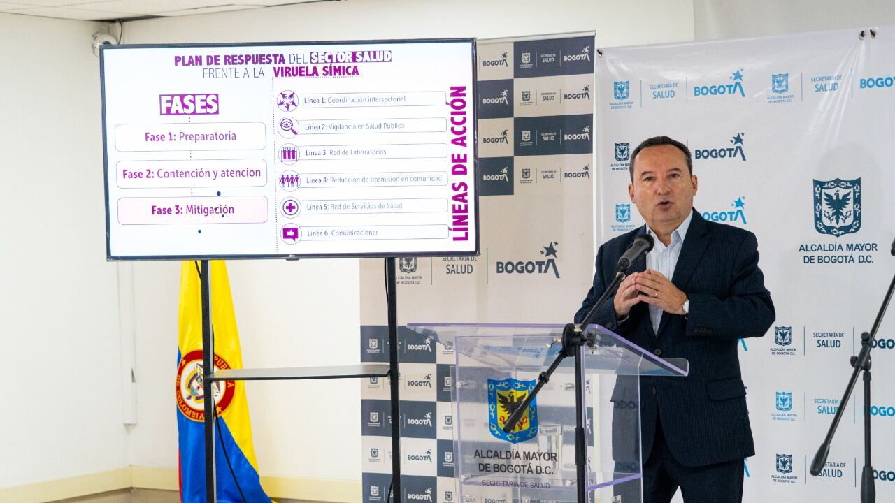 El secretario Distrital de Salud de Bogotá, Alejandro Gómez, durante rueda de prensa este 10 de agosto.
