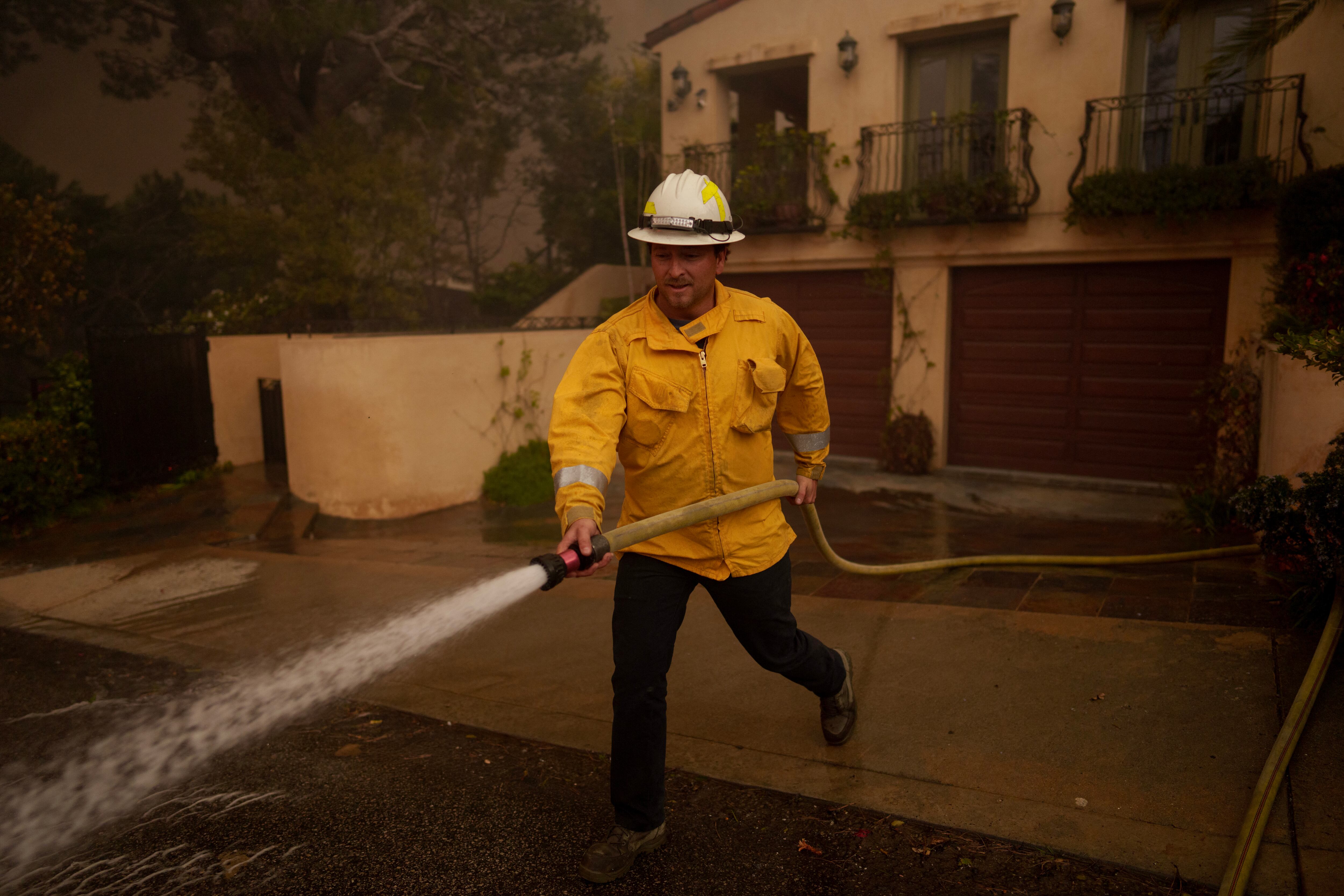 Incendio en Los Angeles genera pánico y temor entre los habitantes