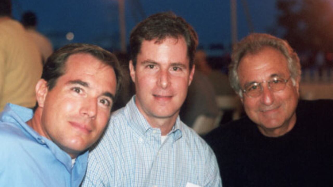 La familia Madoff gozó de las mieles del poder y la riqueza durante años. Pero todo se les vino al piso cuando se descubrió el fraude. En la foto, Mark (fallecido) acompañado de su hermano Andrew (centro) y Bernard Madoff, el cerebro de la pirámide.