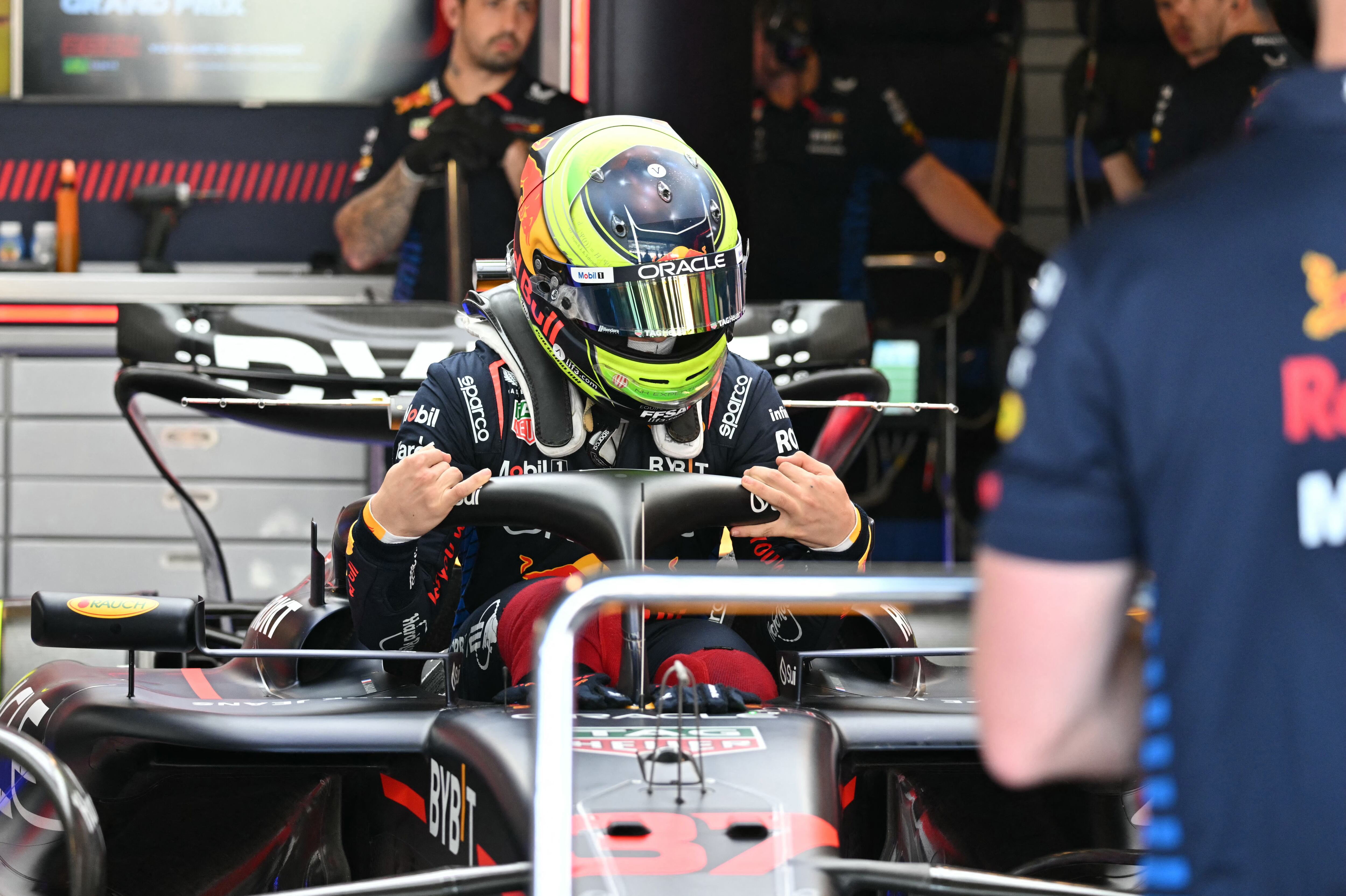 El piloto reserva francés de Red Bull Racing, Isack Hadjar, se prepara para la primera sesión de entrenamientos antes del Gran Premio de Fórmula Uno de Abu Dhabi.