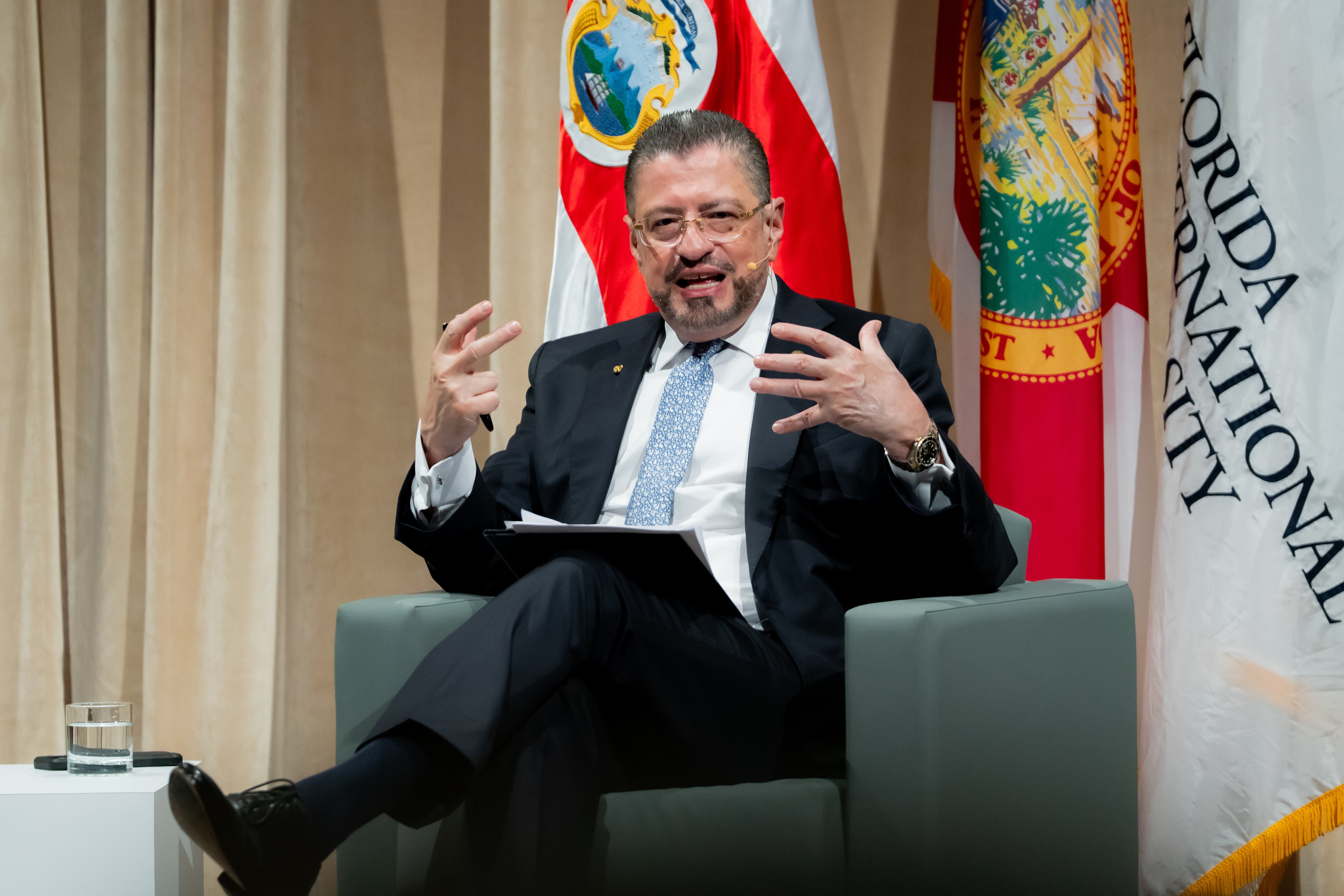 El mandatario costarricense hizo un balance de su gobierno frente a decenas de asistentes