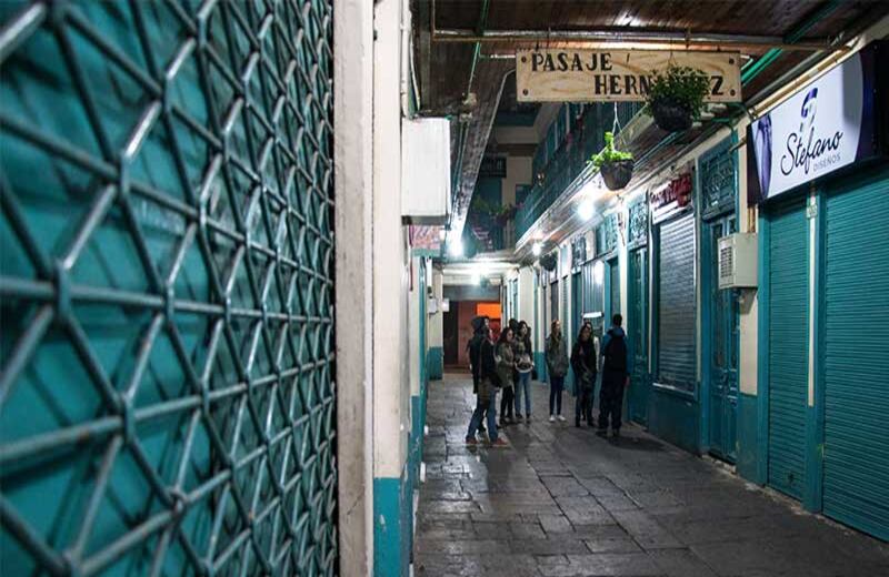 El Pasaje Hernández, en la calle 12 con carrera octava, es uno de los lugares que visita John Bernal con sus caminantes. Este fue la primera ciudadela comercial de Bogotá y hoy en día es patrimonio nacional.  Foto: David Amado-Semana.