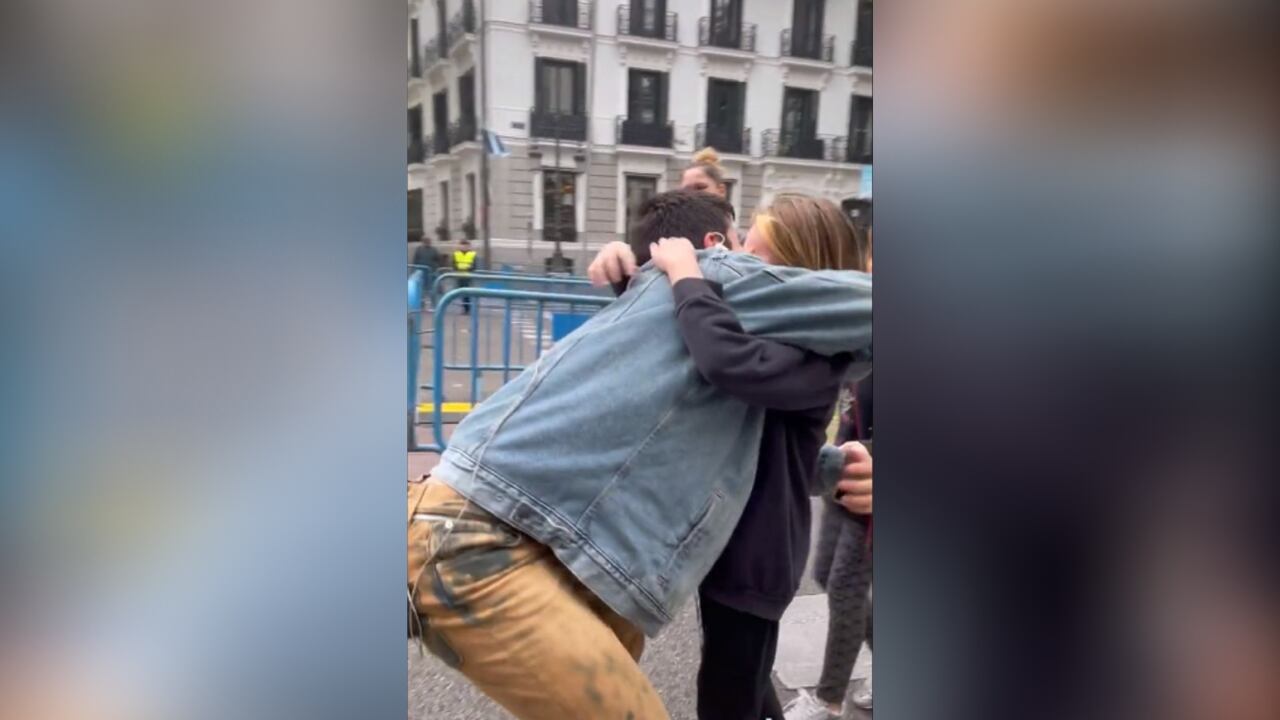 El cantante sorprendió a la pequeña con una llamada a su madre.