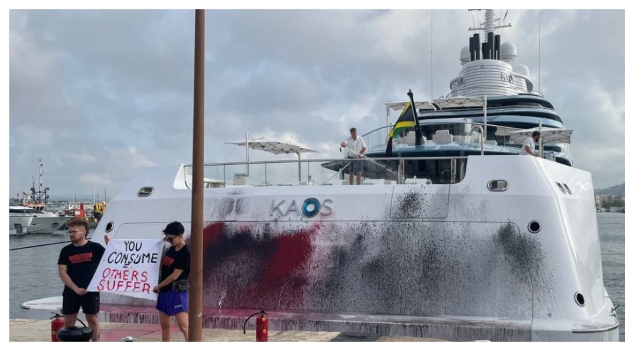 Pintura contra el yate de Nancy Walton, heredera de Walmart