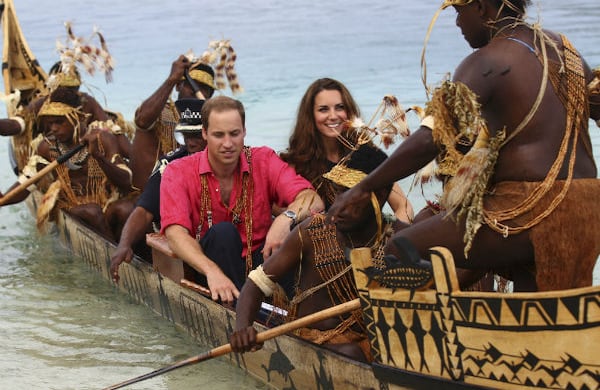 El príncipe Guillermo y su esposa Kate, llegan a Tavanipupu, Islas Salomón, en una tradicional canoa. 