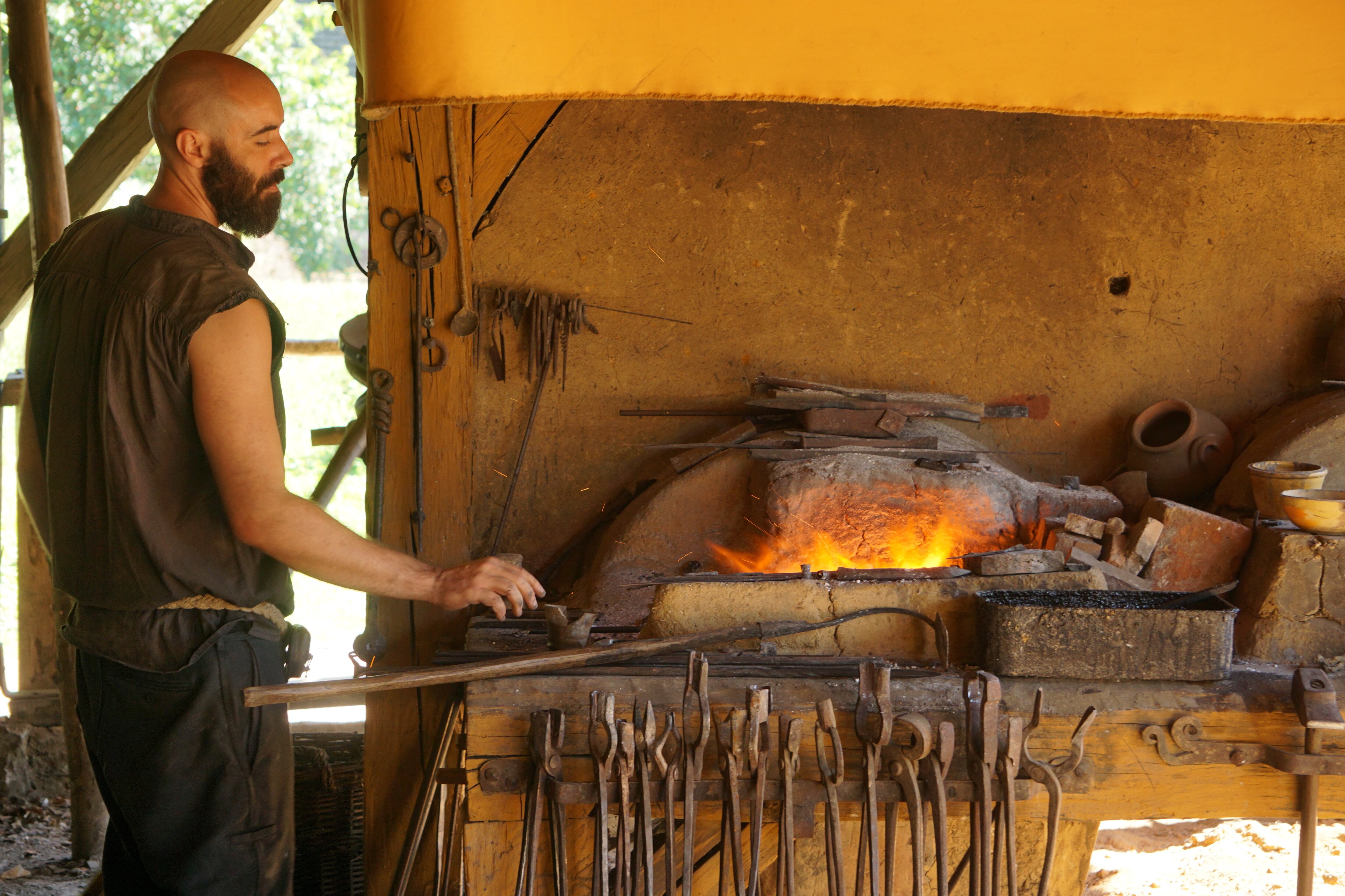 Los herreros de Guédelon también aportarán su saber a la reconstrucción de Notre Dame.