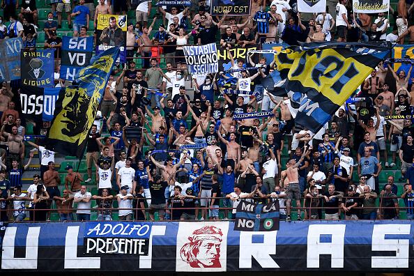 Aficionados del FC Internazionale muestran su apoyo durante el partido de fútbol de la Serie A entre el FC Internazionale y el Genoa CFC.