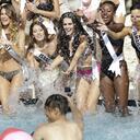 Las concursantes de Miss Universo: Valentina Bonariva, de Italia; Doron Matalon, de Israel; Marcela Chmielowska, de Polonia; Gaylyne Ayugi, de Kenia; y Kaci Fennell, de Jamaica; le lanzan agua a un fotógrafo durante la pasarela de ropa de baño Yamamay, en Doral, Florida. El certamen de Miss Universo se realizará el 25 de enero en Miami. (AP)