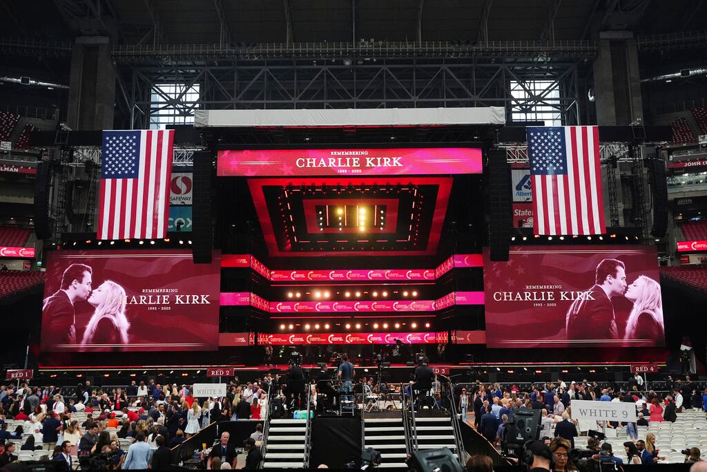 El escenario antes del inicio de un homenaje al activista conservador Charlie Kirk, el domingo 21 de septiembre de 2025, en el estadio State Farm de Glendale, Arizona. (Foto AP/Ross D. Franklin)