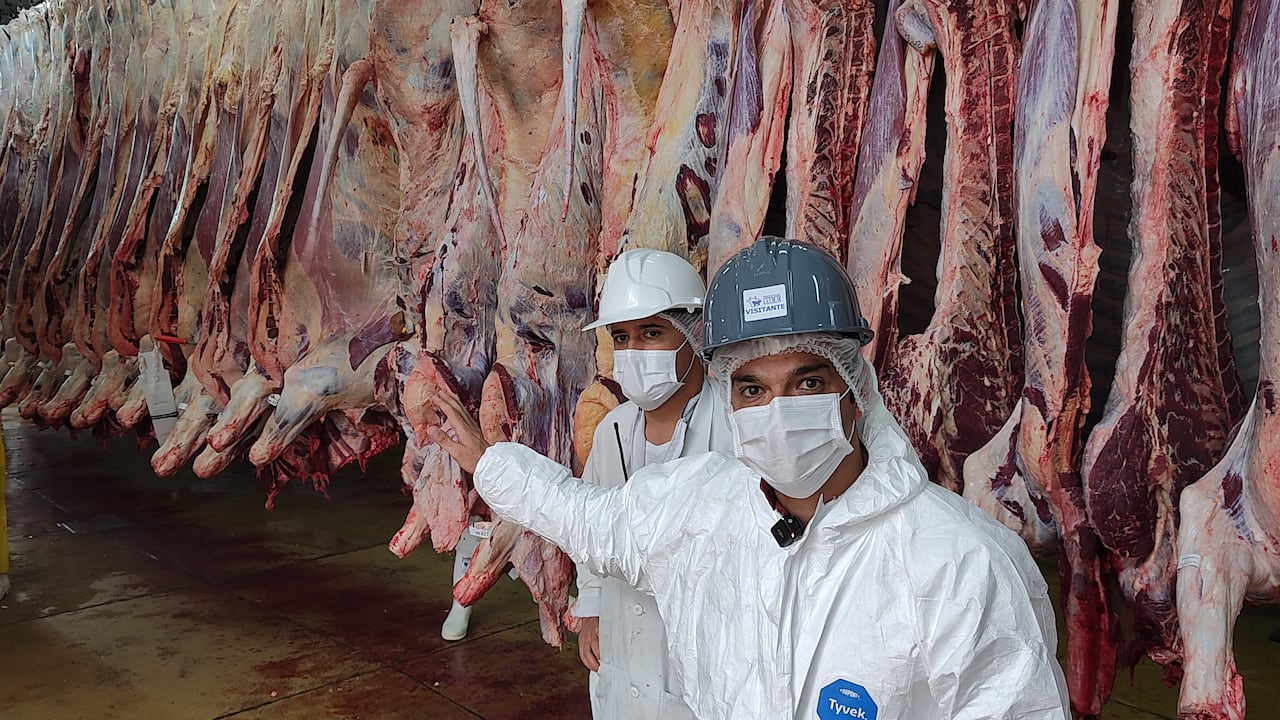 Los mataderos en Colombia deben cumplir con unos protocolos de seguridad dispuestos por el Invima.