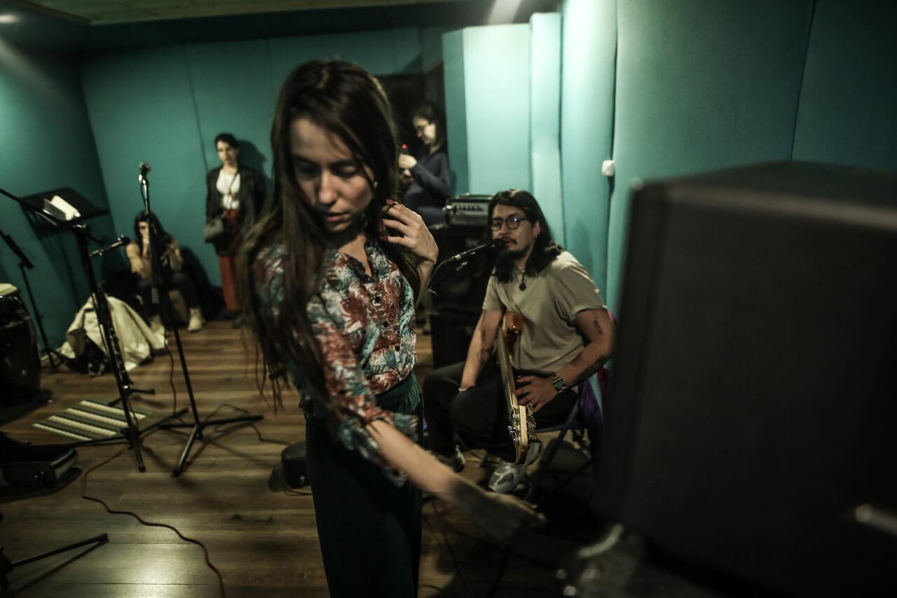 Postales de un ensayo de BUHA 2030, un día de marzo, mientras preparan su concierto en el Festival Estéreo Picnic...