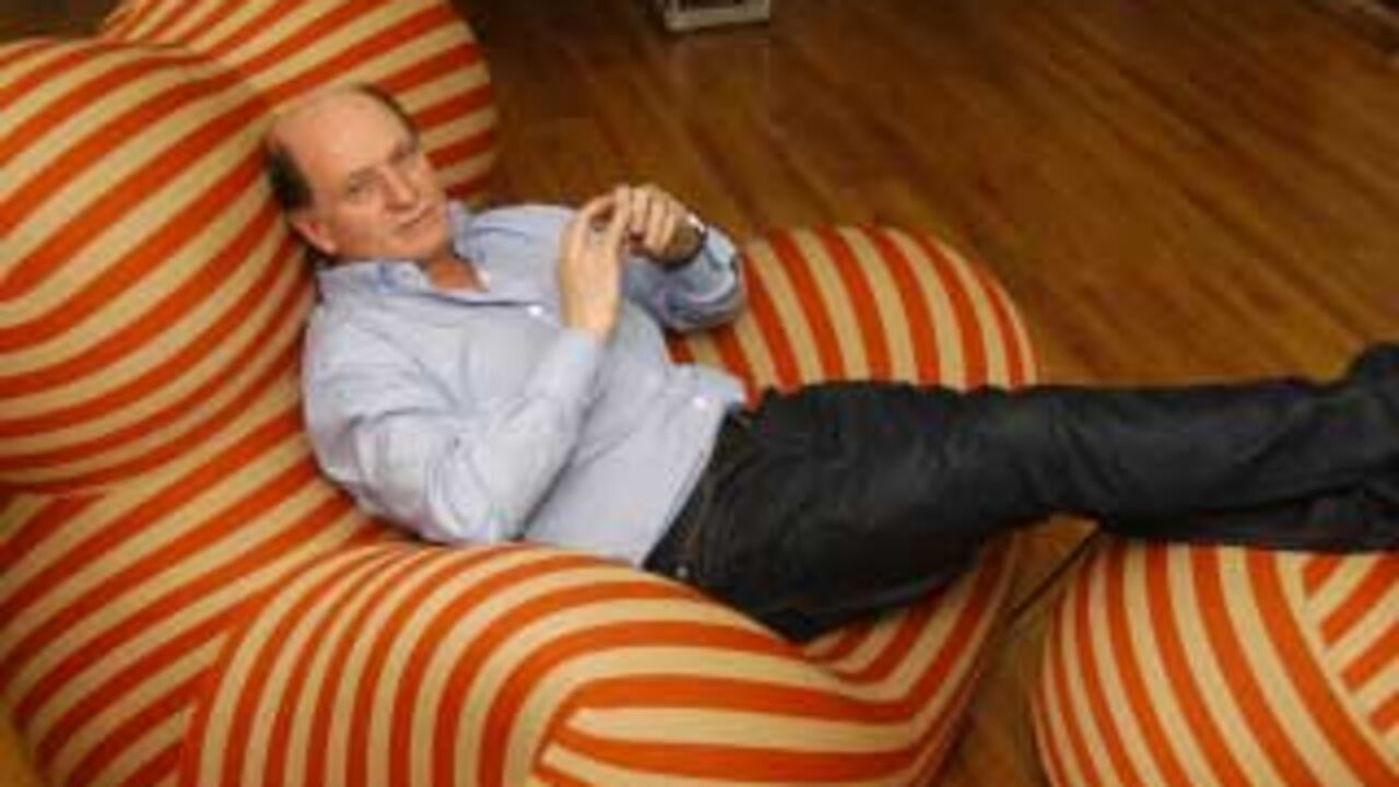 “Creo que todo es posible. Con Julio Iglesias dormí en la casa de Frank Sinatra. A mí ya nadie me impresiona”, confiesa Martínez, quien se describe como un tipo huraño, que no toma ni fuma