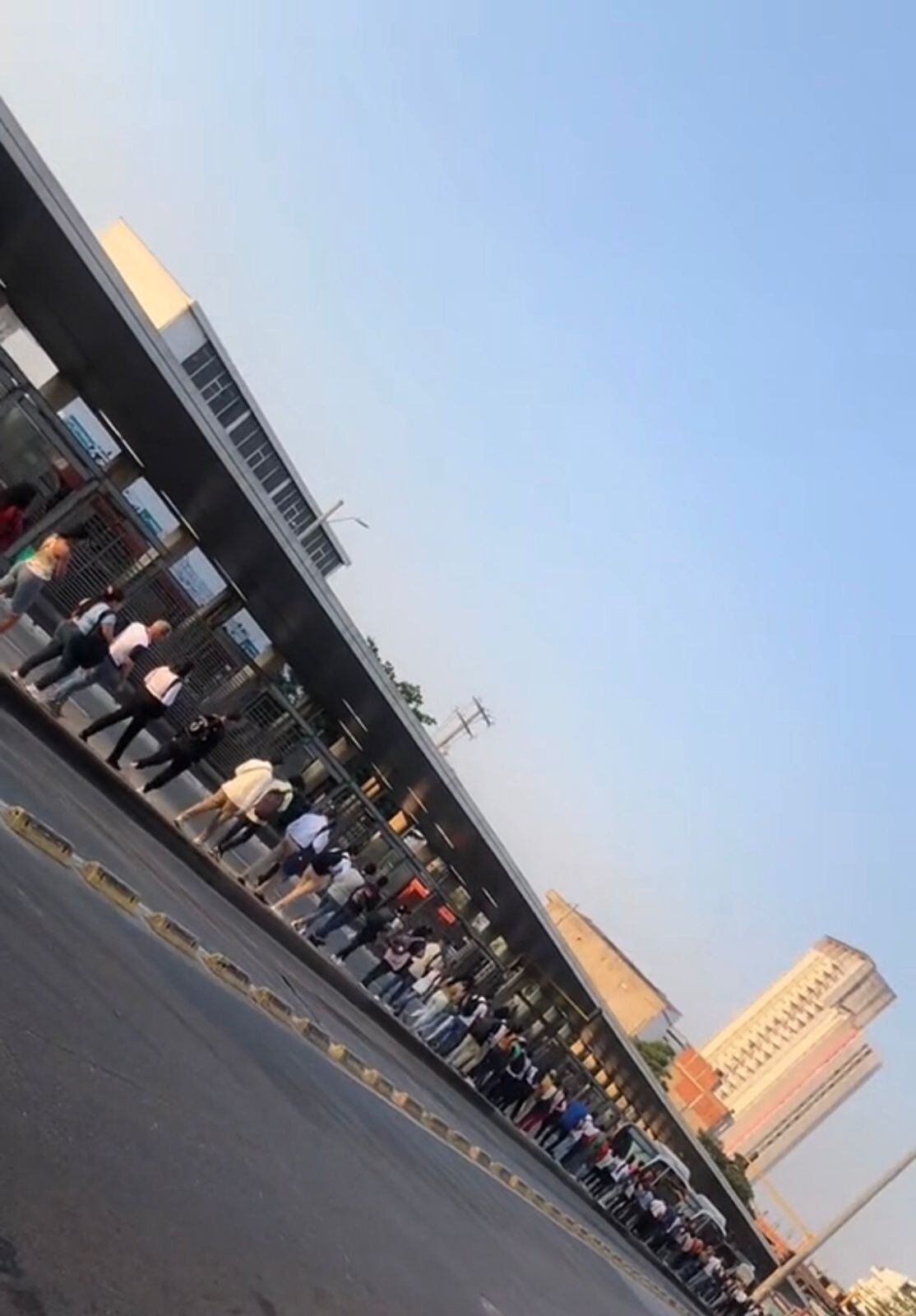 Largas filas para acceder al servicio de transporte Transcaribe.