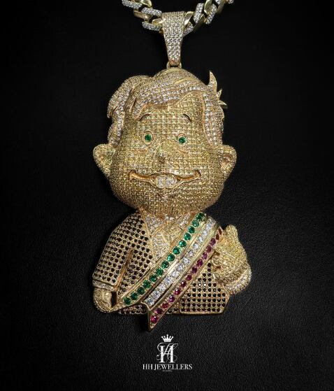 “Luce al estilo de la 4T con este dije de 13cm en 14k”, dice la publicación.