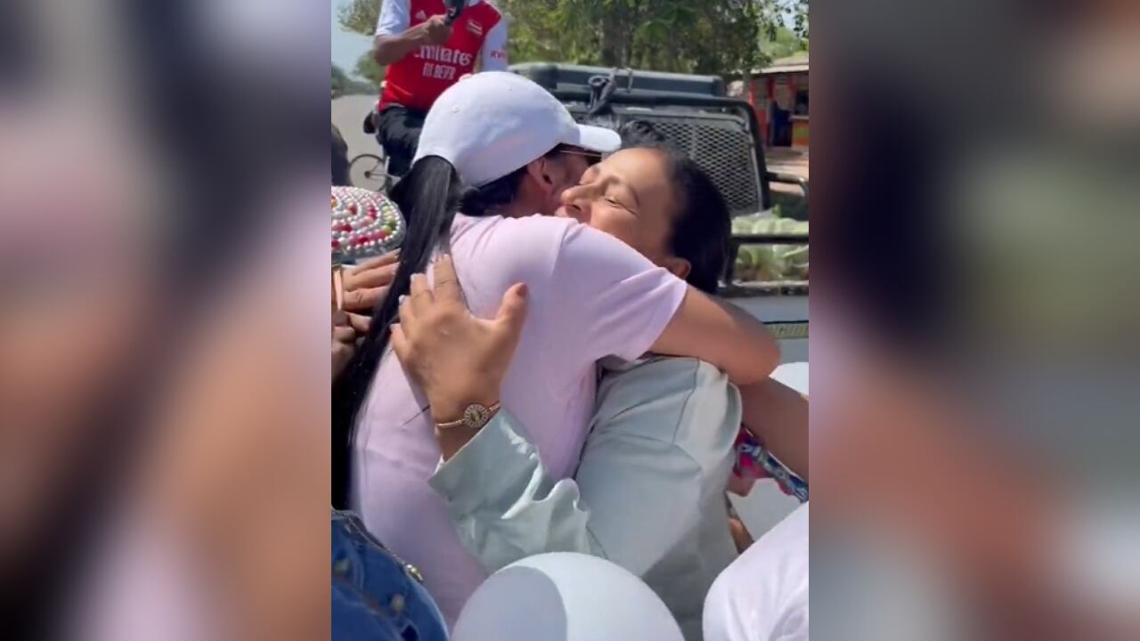 La mujer fue recibida de gran forma en su pueblo.